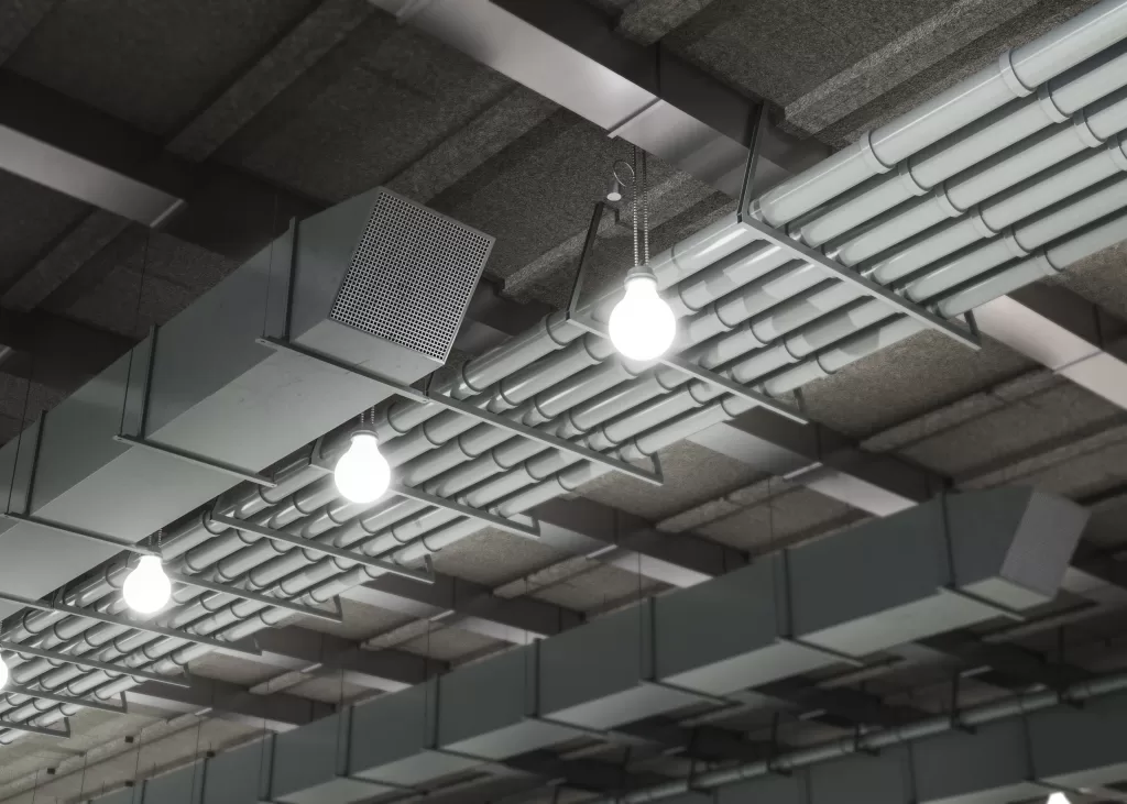 Instalação profissional de sistema de extração de fumaça em ambiente industrial