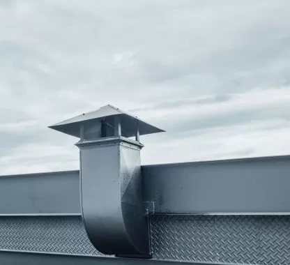 Sistema de extração de fumaça instalado em ambiente industrial