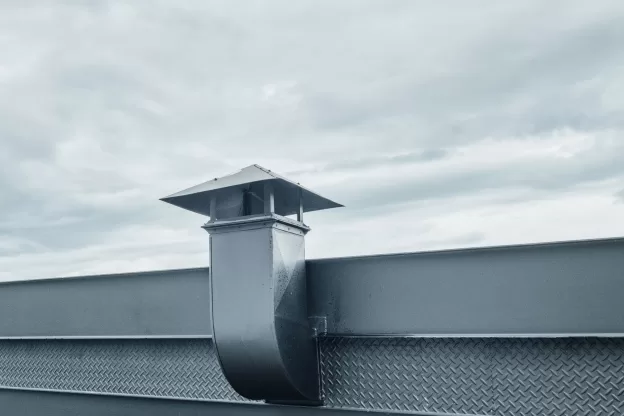 Sistema de extração de fumaça instalado em ambiente industrial