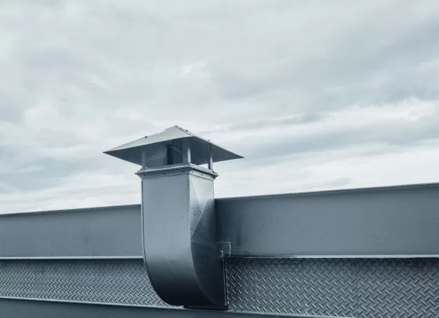 Sistema de extração de fumaça instalado em ambiente industrial