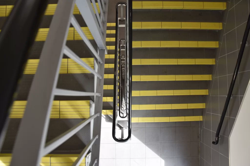 Sistema de pressurização de escadas instalado em prédio comercial
