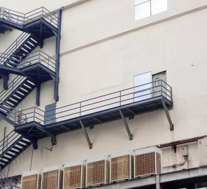Funcionamento do sistema de pressurização de escadas em edifício moderno