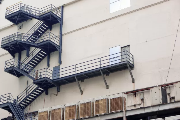 Funcionamento do sistema de pressurização de escadas em edifício moderno