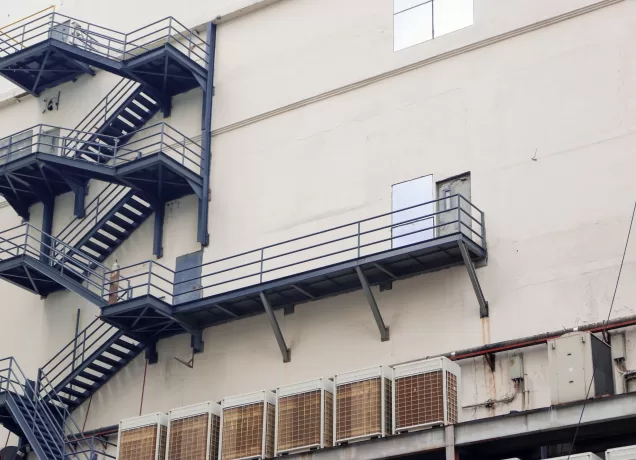 Funcionamento do sistema de pressurização de escadas em edifício moderno