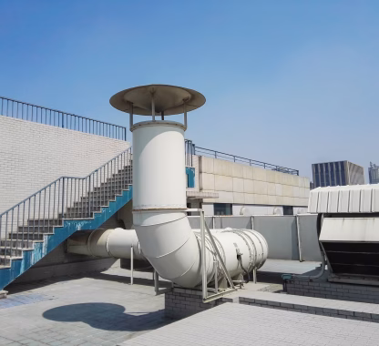 Sistema de exaustão industrial instalado em ambiente químico, projetado para purificação do ar e remoção de gases e vapores tóxicos.