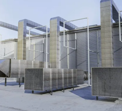 Sistema de controle de fumaça com dutos e ventiladores industriais instalados em edificação conforme normas do Corpo de Bombeiros