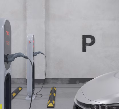 Carregadores de carro elétrico instalados em estacionamento de prédio residencial conforme regras técnicas
