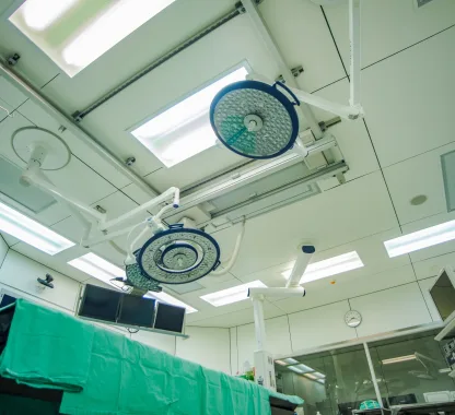 Sistema de ar condicionado hospitalar em centro cirúrgico com controle de temperatura e iluminação médica