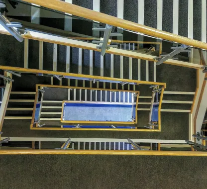 Sistema de pressurização de escadas de emergência em edifício com estrutura de escada protegida contra fumaça