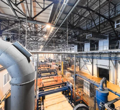 Sistema de ventilação industrial para galpão com dutos de ar e exaustão em ambiente fabril